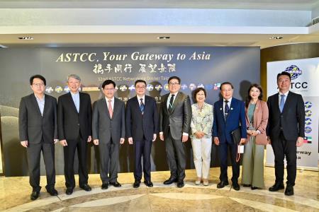 卓院長今（17）日出席「第32屆亞洲台灣商會聯合總會交流晚宴」照片 共4張　共4張