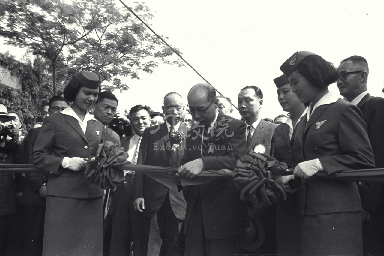 1966年5月28日嚴家淦副總統參加北部橫貫公路通車典禮並剪綵 共1張 　共1張