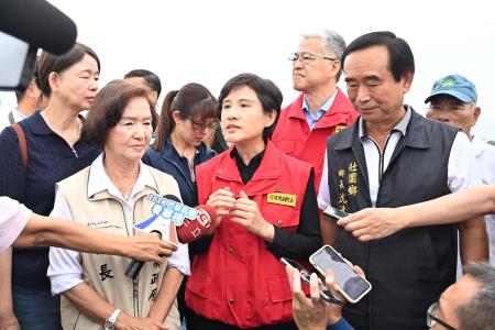 行政院副院長鄭麗君視察西瓜農作災損情形　共14張