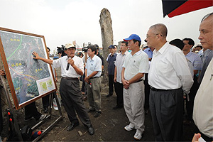 吳揆視察屏東縣防颱整備情形，現地巡視林邊溪河堤及抽水站 　共1張