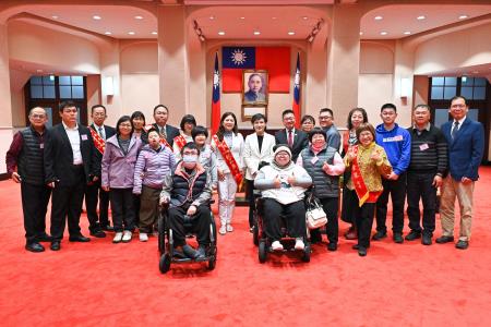 2025年12月30日行政院副院長鄭麗君接見第28屆大愛獎得獎人一行　共5張