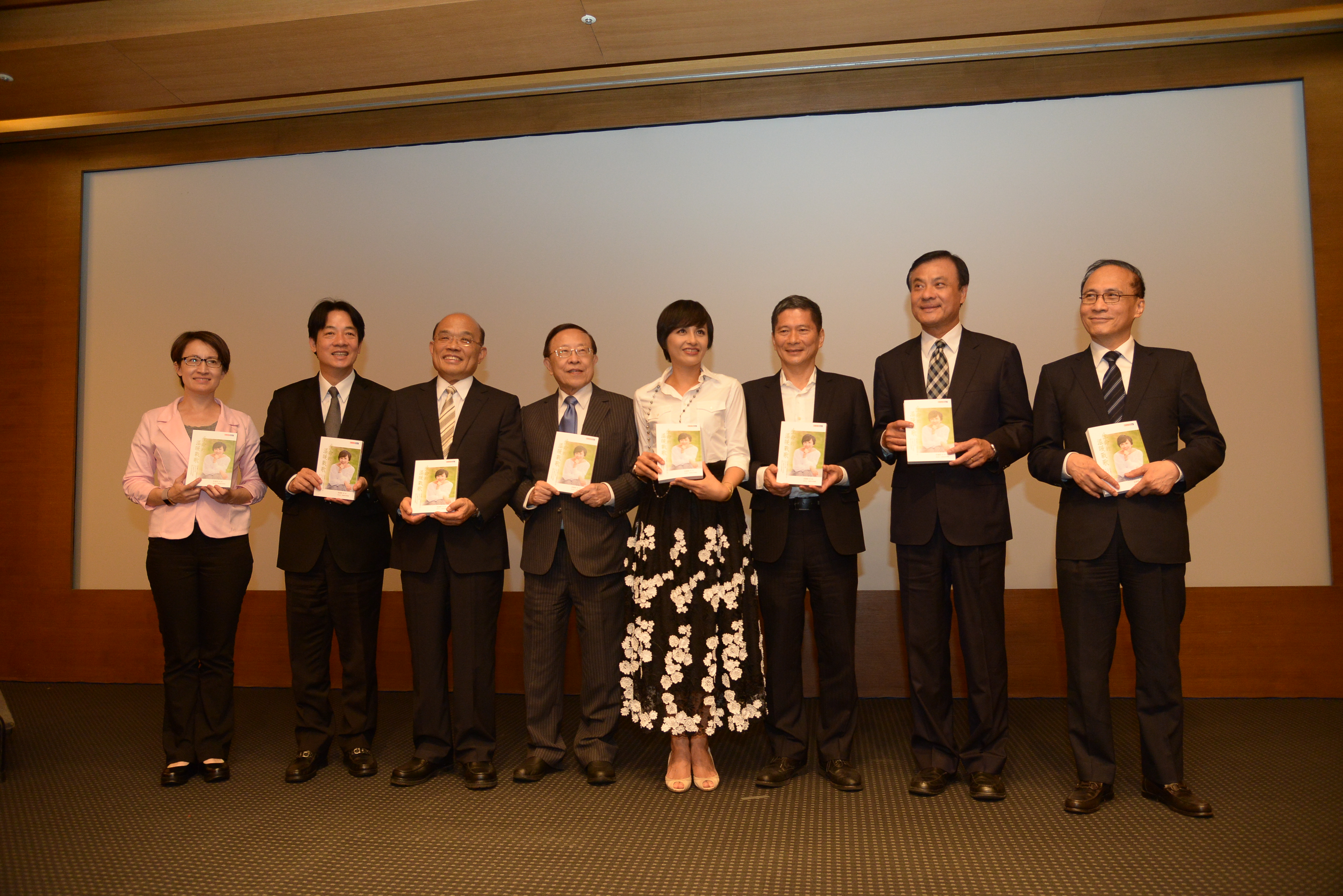 出席《生命的溫暖戰歌》新書發表會  賴揆：讓社會了解生命的勇氣　共4張