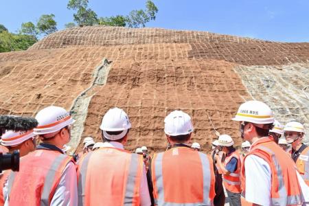 行政院長卓榮泰視察台8線183.6k邊坡搶修工程