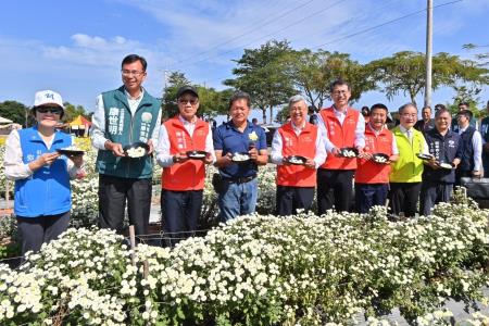 陳院長今（20）日 參訪杭菊產業（秋美人農場）暨陪同長者共餐照片 共16張　共16張