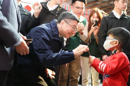 2025年1月30日_2行政院長卓榮泰南崁五福宮參拜祈福2　共8張