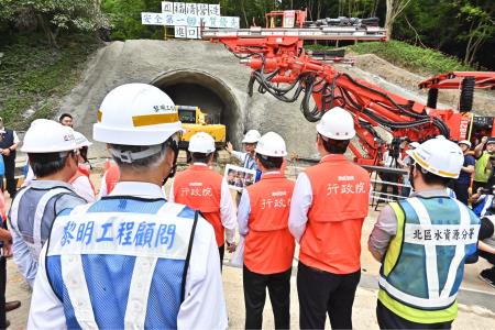 2024年4月15日行政院長陳建仁視察「石門水庫至新竹聯通管工程計畫_隧道銜接段工程施工」　共9張