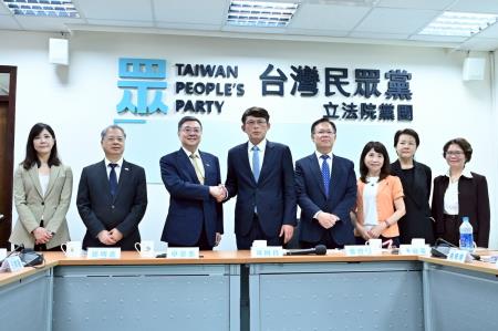 2025年4月28日行政院長卓榮泰拜會立法院民眾黨團 　共6張