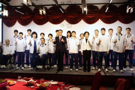 2024年9月11日行政院長卓榮泰出席2024巴黎帕拉運動會代表團返國餐會　共6張