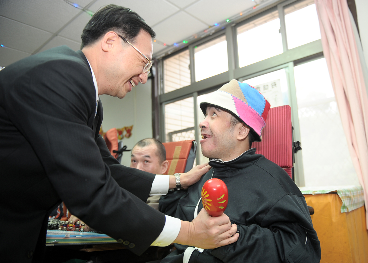 江揆訪視基隆市身心障礙福利服務中心 關懷弱勢提前歡度農曆春節 　共2張