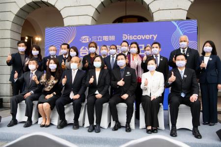 2020年12月12日行政院長蘇貞昌出席台灣戰疫全紀錄首映會S__137683018　共2張