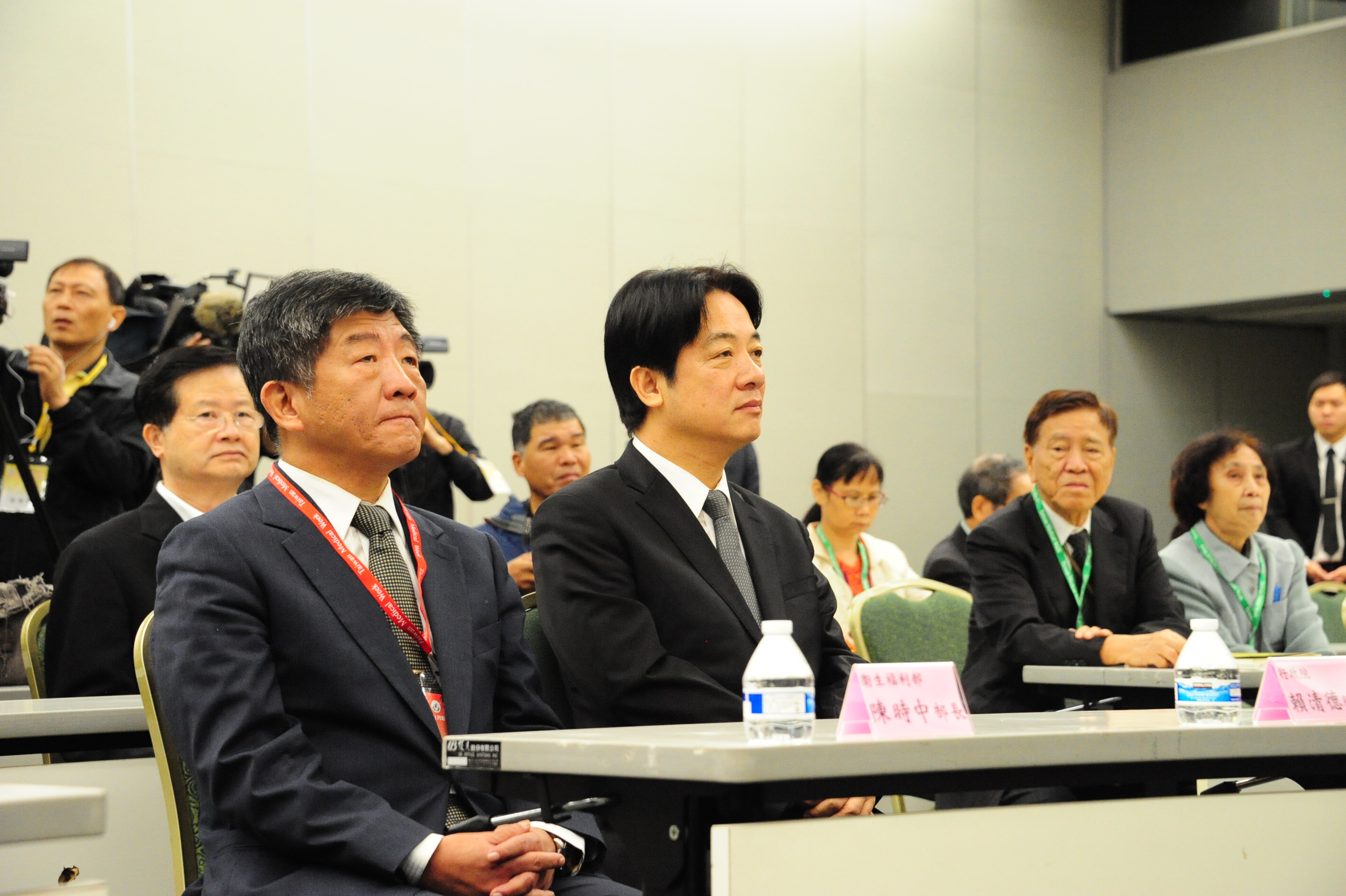 賴揆籲請醫界協助推動長照2.0、生技產業及醫療行政管理資訊化　共5張