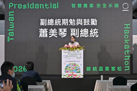 2026年10月14日行政院副院長鄭麗君出席「2026總統盃黑客松」工作坊　共5張