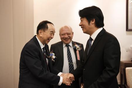 1071026行政院長賴清德接見「第28屆醫療奉獻獎得獎人」一行_S__50454571 　共5張