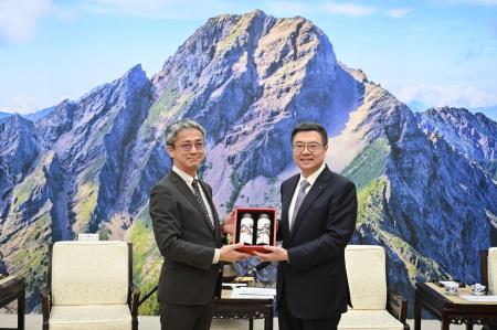 卓院長今(30)日接見日本台灣交流協會台北事務所片山和之代表一行照片 共6張　共6張