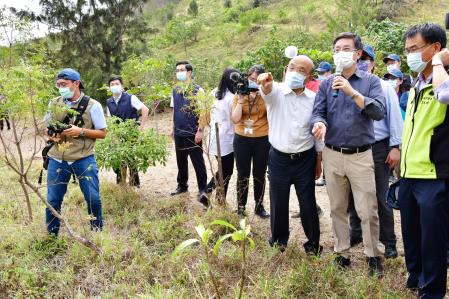 20210328行政院長蘇貞昌視察銀合歡移除及原生樹種生態造林作業情形2　共8張