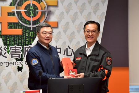 2026年2月14日行政院長卓榮泰慰勉消防署救災救護指揮中心春節留守值勤人員　共8張