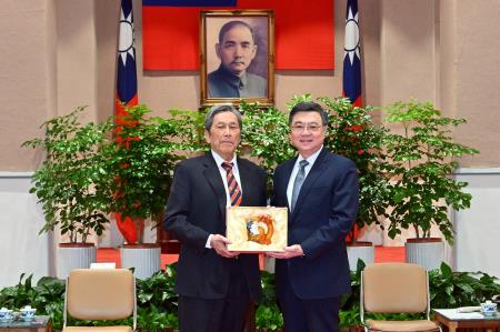 2025年10月16日-3行政院長卓榮泰接見「中華民國工業區廠商聯合總會」許正雲理事長一行 　共9張