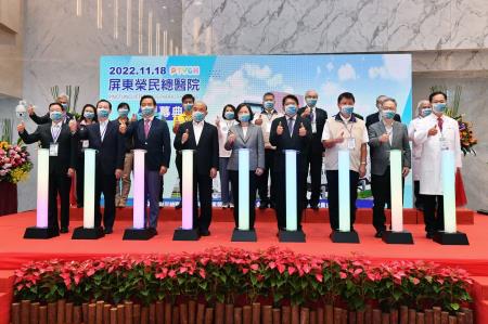 2022年11月18日行政院長蘇貞昌出席屏東榮民總醫院開幕典禮　共4張