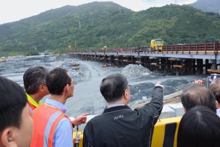 2025年11月29日行政院長卓榮泰視察台9線馬太鞍溪橋重建情形 　共11張