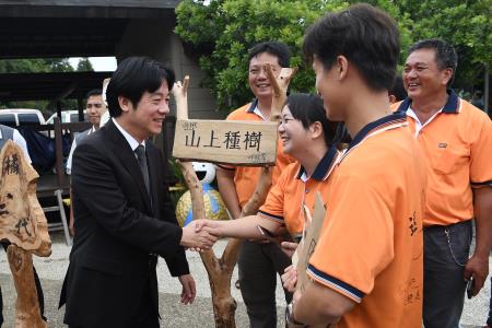 1070818行政院長賴清德視察農村再生執行成果−「苗栗大湖農村再生發展情形」_6　共8張