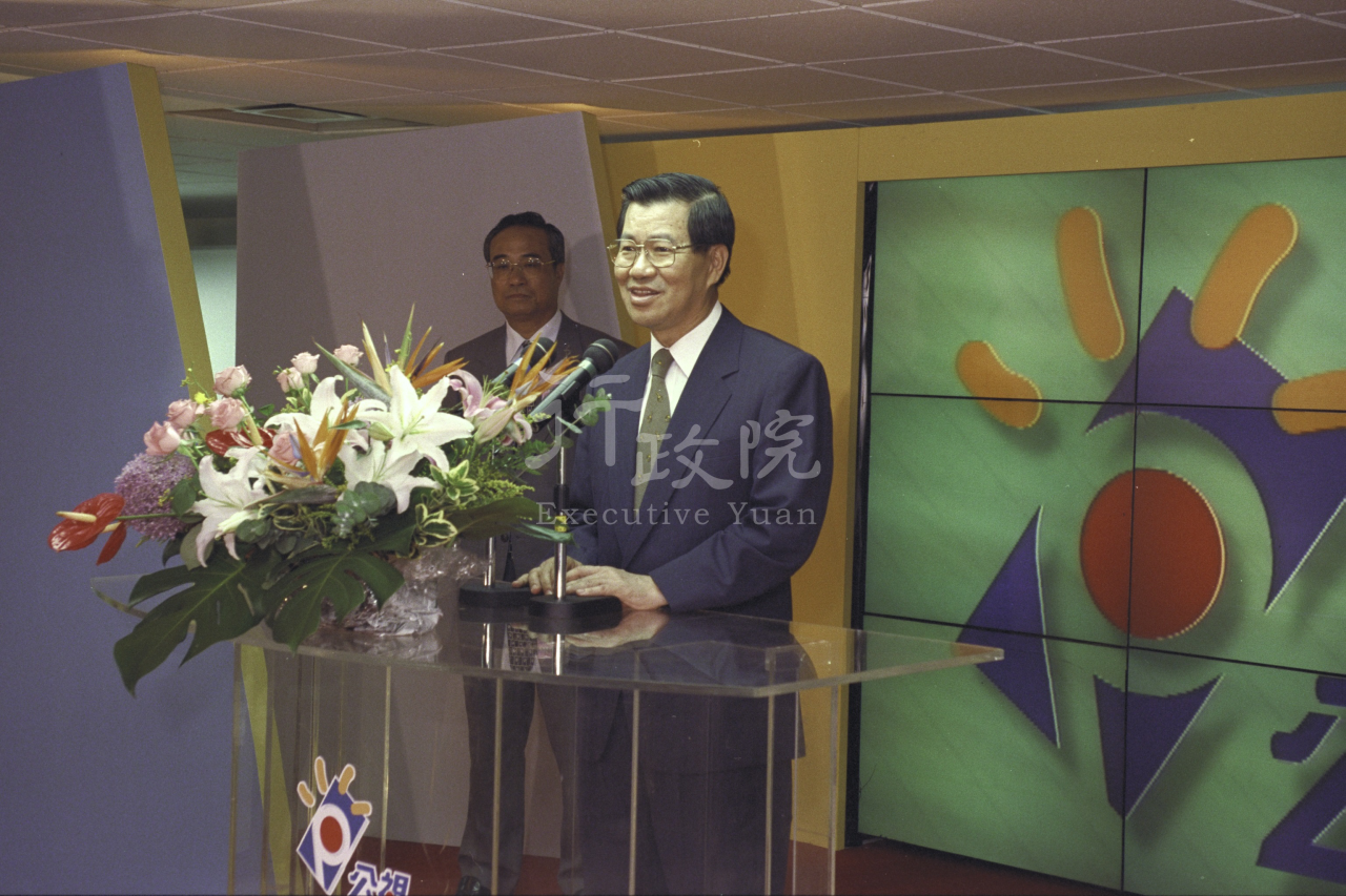 1998年7月1日行政院長蕭萬長出席公共電視開播典禮 共1張 　共1張