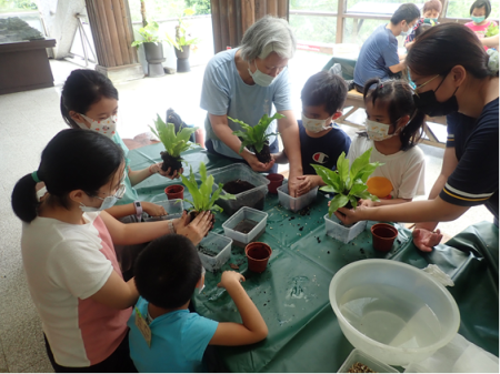 自然教育中心「綠苔球．心悠遊」活動，三代同堂學員一同以植物與土壤來療癒身心。.png