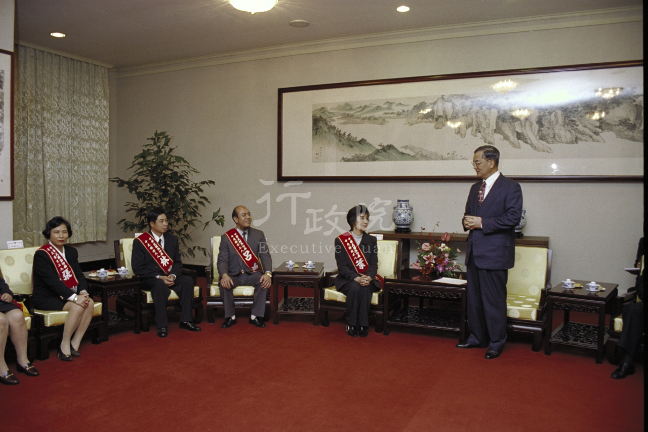 1997年2月14日連戰副總統兼行政院長接見十大傑出勞工代表 共1張 　共1張