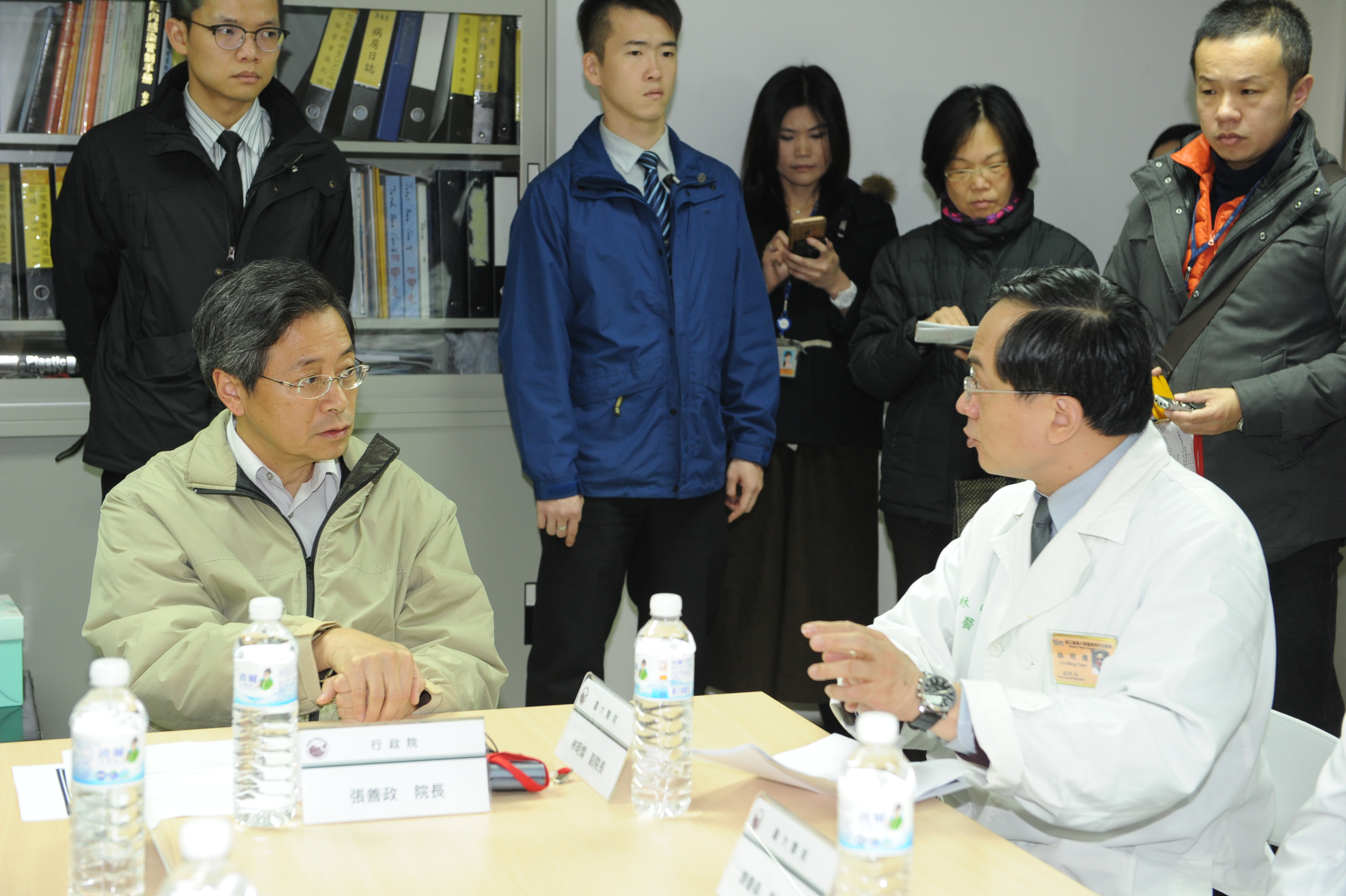 張揆探視八仙粉塵暴燃傷患  感謝醫療人員的付出與辛勞 　共2張