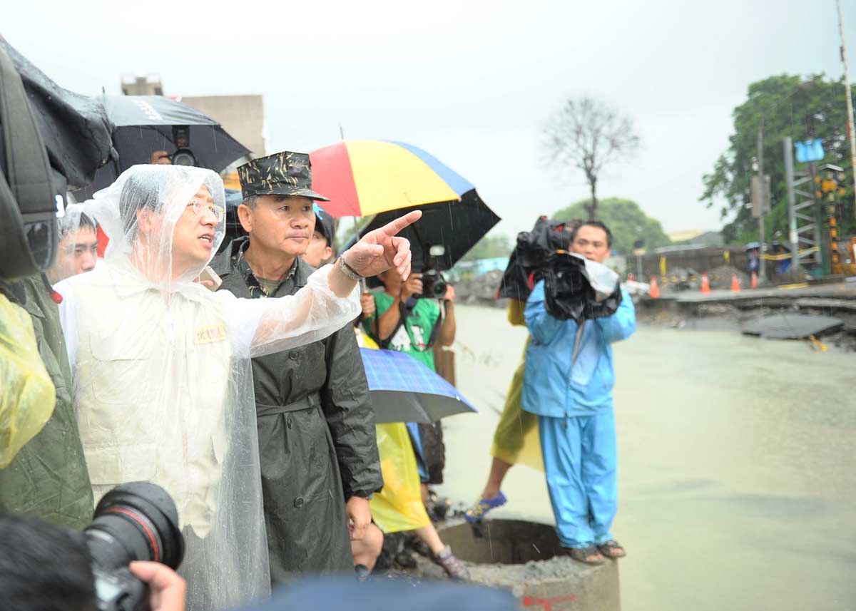 江揆指示相關單位將心比心 改善高雄氣爆災區淹水情形 　共1張