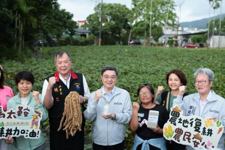 2026年5月29日行政院長卓榮泰視察邦查農場農業復育情形 　共8張