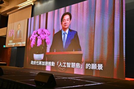 2024年12月2日行政院副院長鄭麗君出席「台灣經濟關鍵的下一步－新政高峰論壇」 _3_　共4張