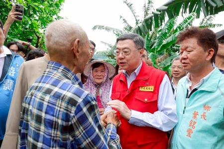 2025年7月11日行政院長卓榮泰視察南投縣水里玉峰村香蕉園受損情形　共7張