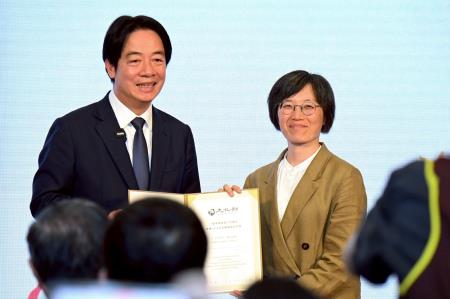 2026年6月30日行政院長卓榮泰出席「臺灣漫遊錄」獲獎慶功宴 　共12張
