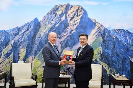 2024年9月9日行政院長卓榮泰接見加拿大駐台北貿易辦事處（CTOT）倪傑民代表一行