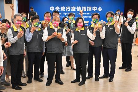 2022年10月15日行政院長蘇貞昌出席COVID-19防疫1000天活動-千錘百鍊、蘋安幸福