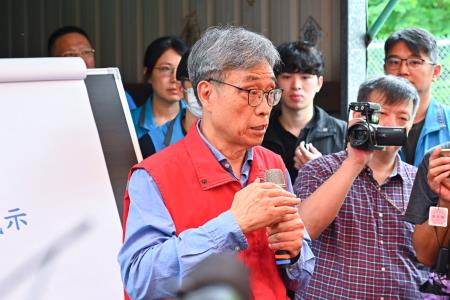 2026年6月27日行政院長卓榮泰視察設施蔬菜農作災損情形 　共12張