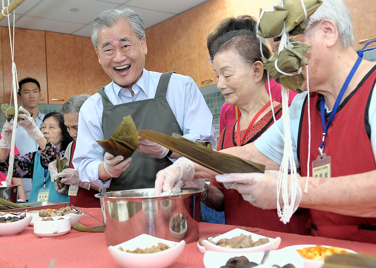 毛揆與日照中心長者包粽同慶端午 盼「長期照顧保險法」早日通過