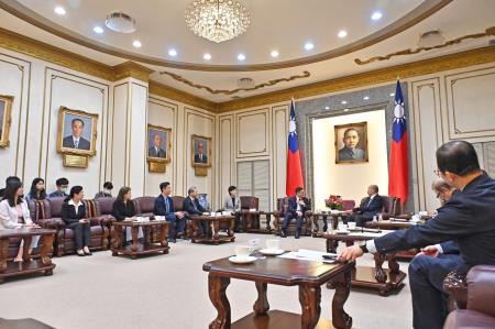 卓院長今(22)日拜會立法院長韓國瑜照片 共6張　共6張
