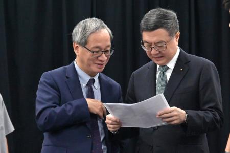 2024年7月18日行政院長卓榮泰出席「臺灣文化前進巴黎奧運」專案戲曲新編《在恁佮意》開箱記者會　共7張