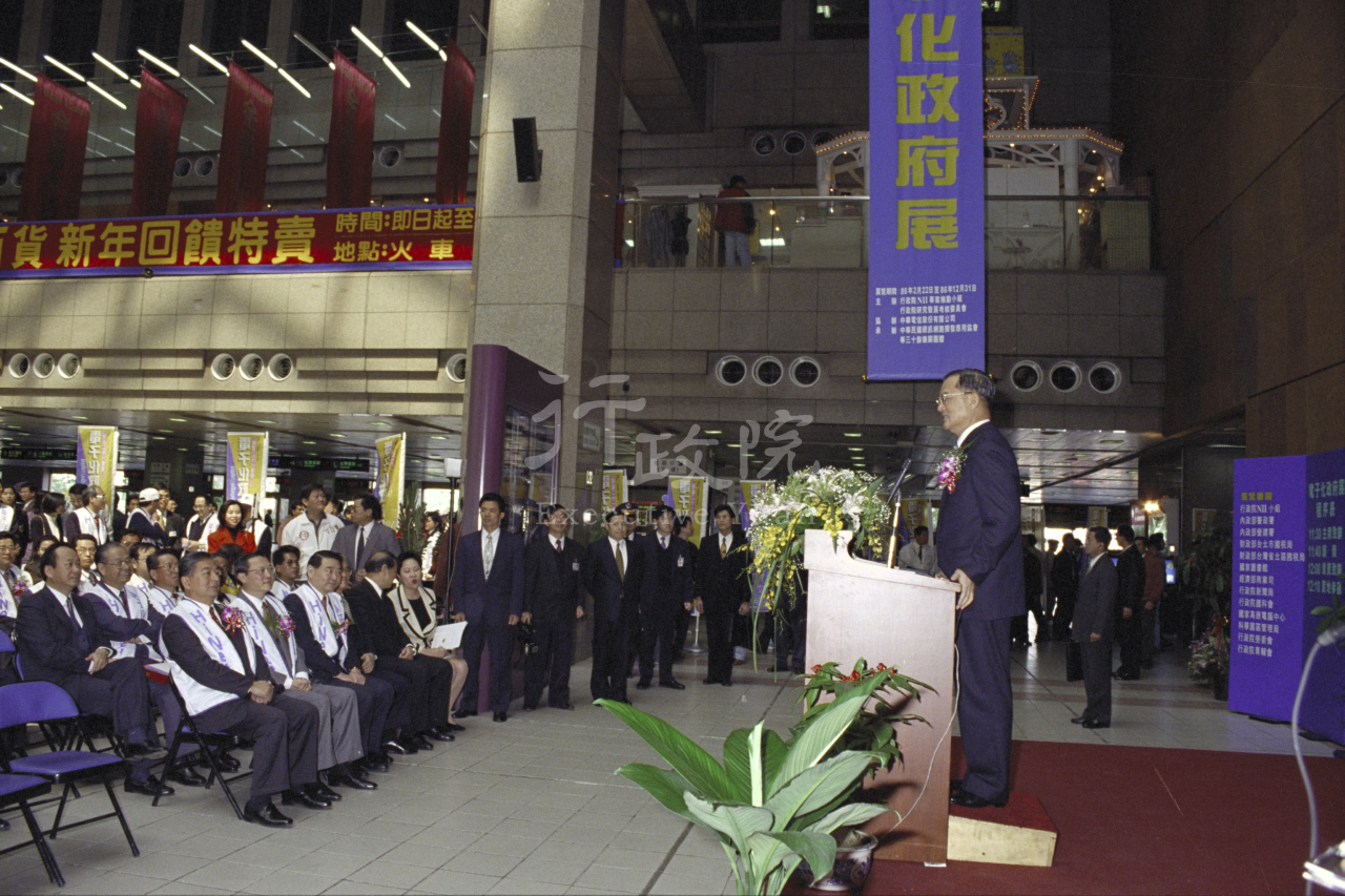 1996年10月22日連戰副總統兼行政院長參觀政府電子化展 共1張 　共1張