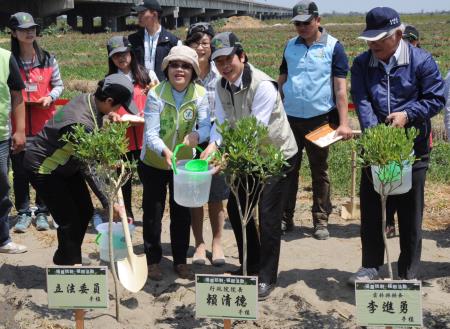 行政院長賴清德於「濁水溪河川揚塵防制及改善植樹活動」中植樹 　共4張