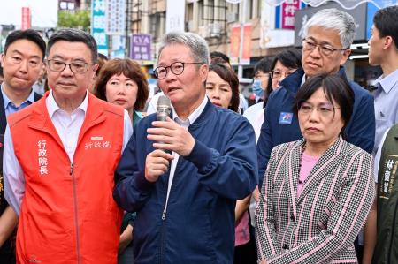 2024年5月22日行政院長卓榮泰視察民房災損-台雄大樓。