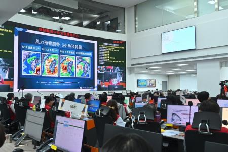 2025年8月12日行政院長卓榮泰視導楊柳颱風中央災害應變中心第三次工作會報　共4張