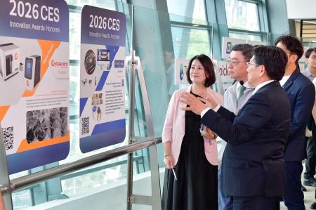 2026年8月20日行政院長卓榮泰參訪台灣科技新創基地 　共7張