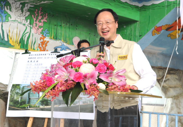 江揆關懷原民部落文化  參加屏東泰武國小成年禮活動 　共2張