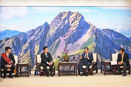 鄭副院長今(23)日接見「國際青年商會中華民國總會『第61屆十大傑出青年當選人』」一行照片_4 共4張　共4張