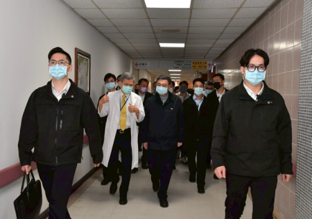 2026年2月19日行政院長卓榮泰赴高雄榮總探視陳光復縣長　共1張