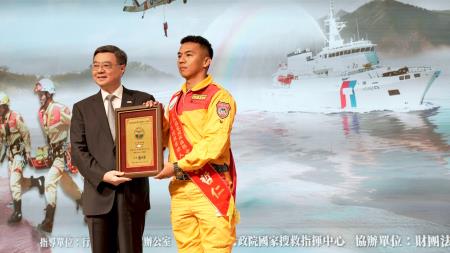 2025年11月3日行政院長卓榮泰出席「114年搜救有功人員表揚暨AI智慧搜救派遣系統中程計畫成果記者會」　共8張