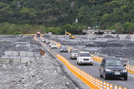 2025年10月25日行政院長卓榮泰視察「馬太鞍溪橋重建、馬太鞍溪上下游疏濬復建」工程進度 　共7張