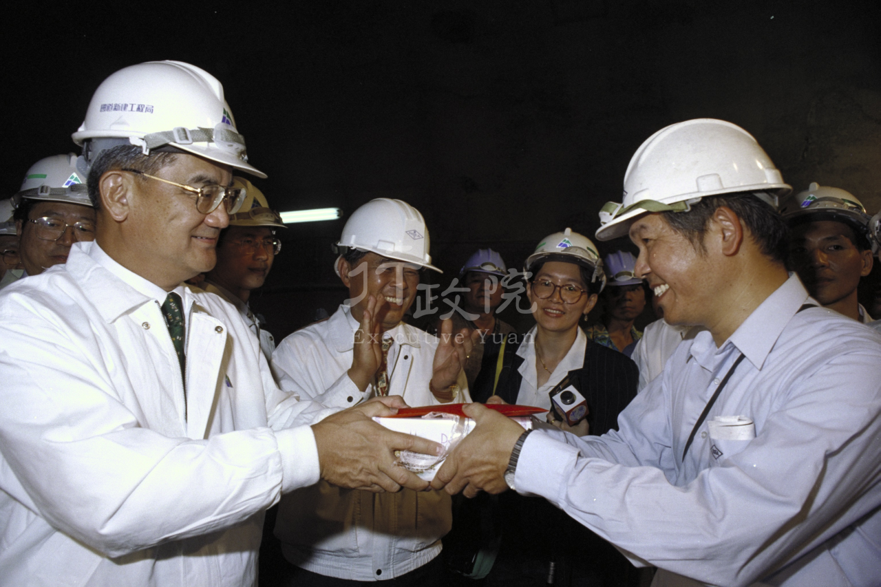 1996年10月2日連戰副總統兼行政院長夜巡北二高新店第一隧道 共1張 　共1張